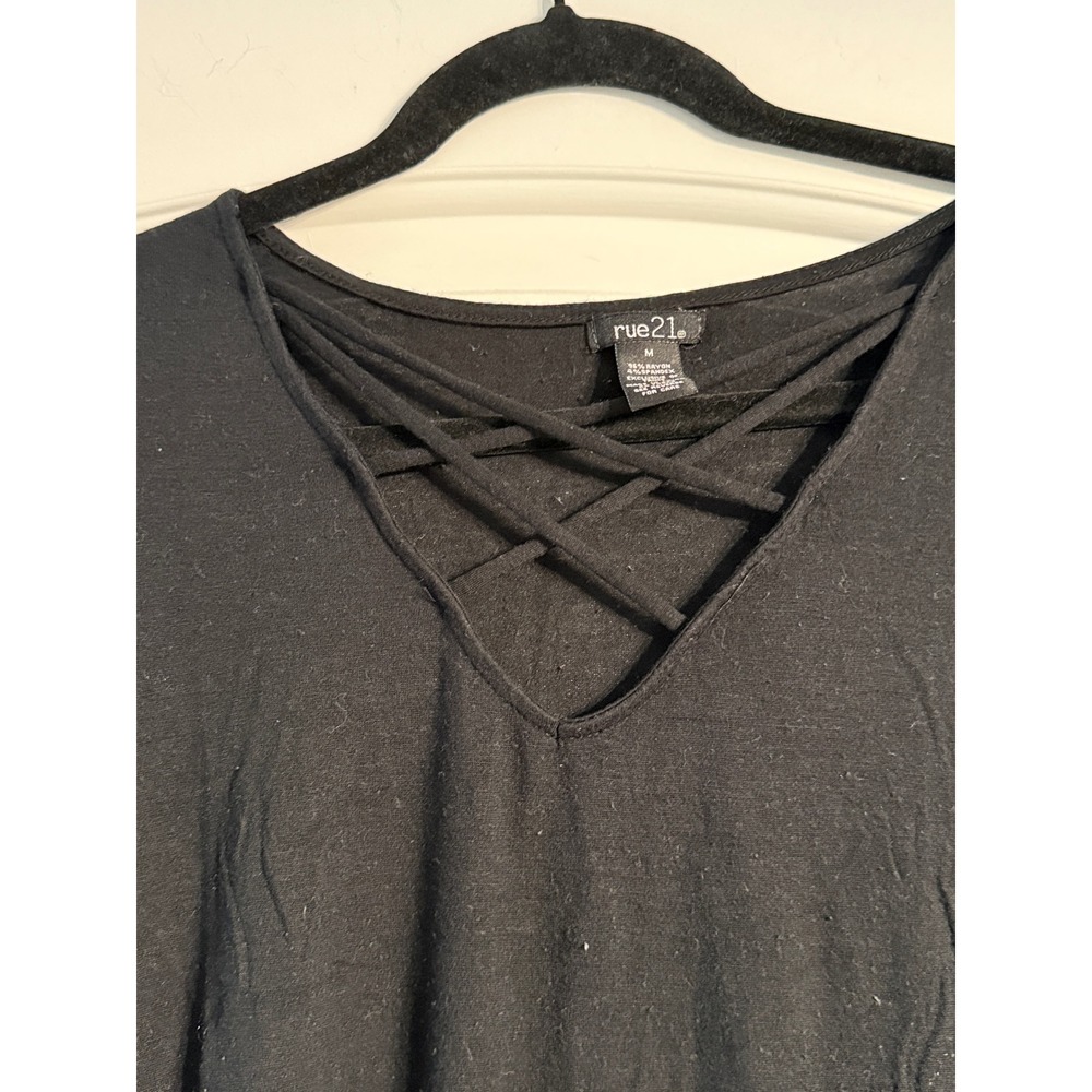 rue21 Lattice V-Neck Top Medium Black Short Sleeve Strappy Tee Grunge Edgy - Picture 3 of 6